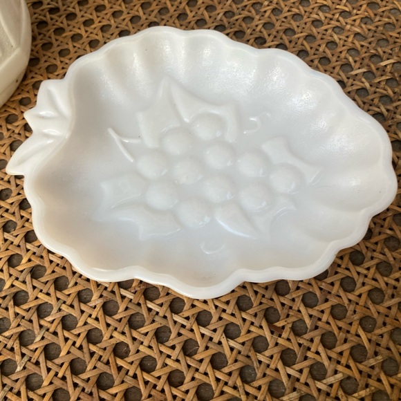 Hazel Atlas Milk Glass Grape Cluster Trinket/Soap Dish - Picture 6 of 10